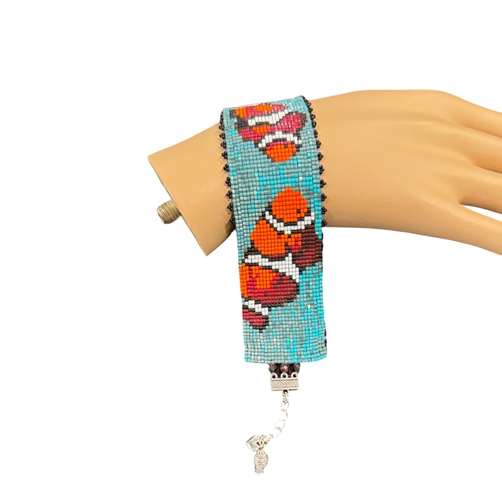 Hand Crafted beaded bracelet with clown fish in ocean garnet accents adjustable - Picture 7 of 8